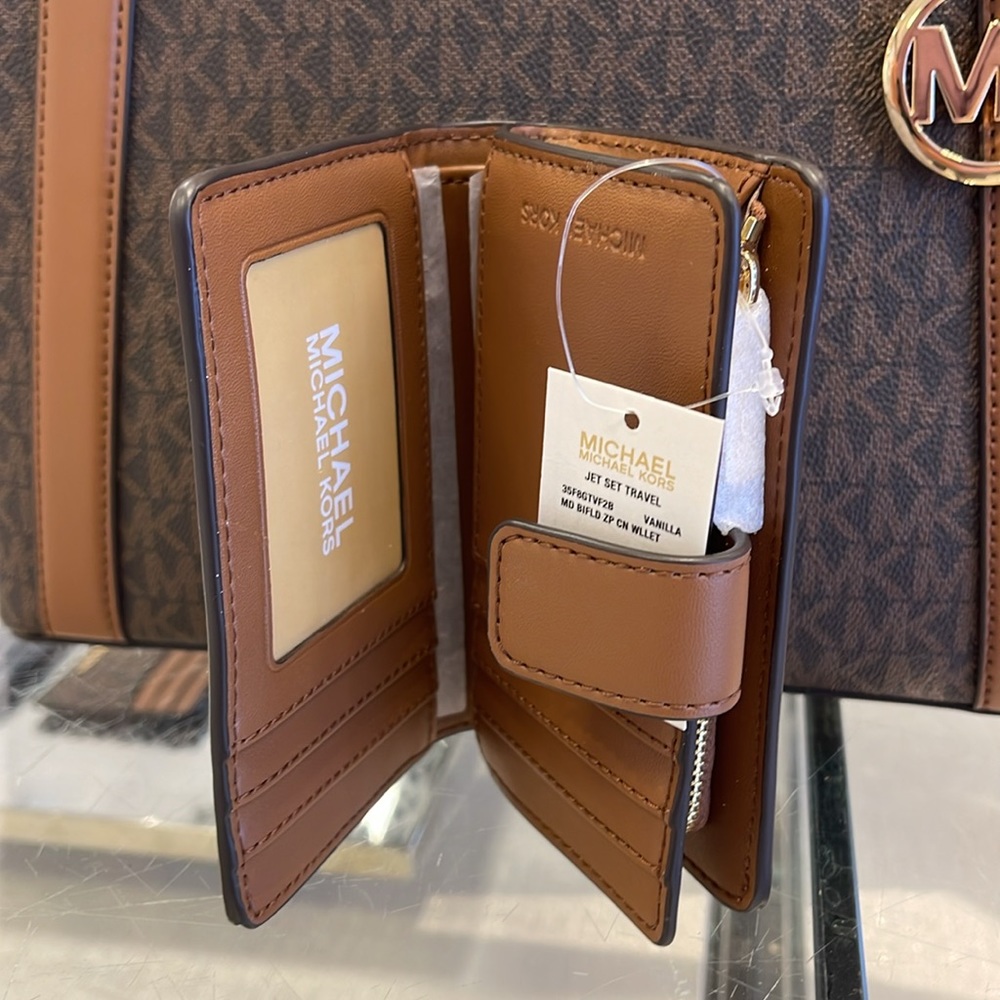 MICHAEL KORS
Medium Signature Logo Wallet 
Vanilla 
NWT - Picture 8 of 16